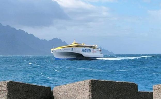 Espectacular salida del ferri de Agaete por el oleaje