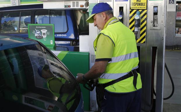 La gasolina sigue imparable en las islas pero se prevé que la subida se modere