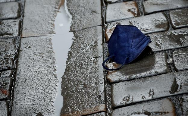 Francia se quita la mascarilla en interiores
