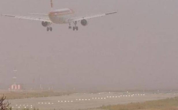 Tres vuelos desviados, dos cancelados y retrasos por el viento en Canarias