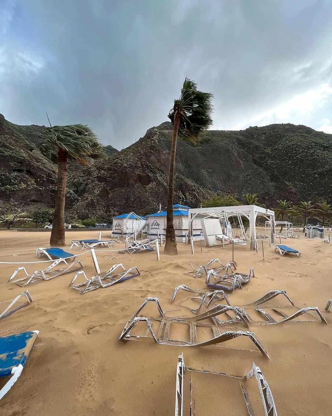 El temporal arrastra y sepulta las hamacas en la playa de Las Teresitas