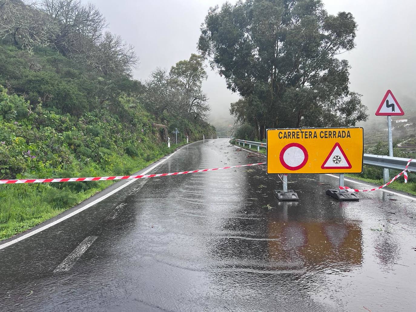 La cumbre de Gran Canaria amanece cubierta de nieve