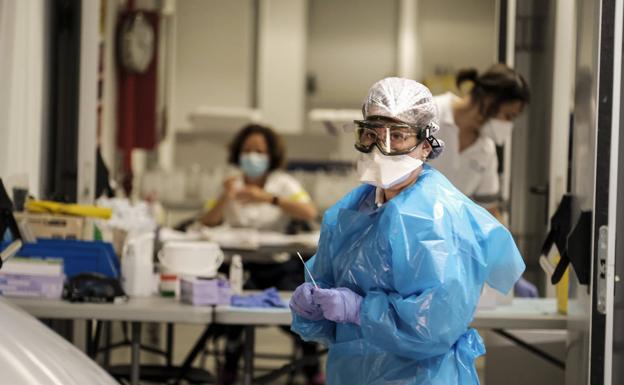 Dos muertes y 2.049 contagios más de covid en Canarias