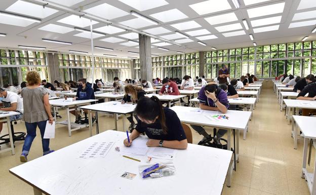 Canarias y Baleares, donde más universitarios abandonan sus estudios