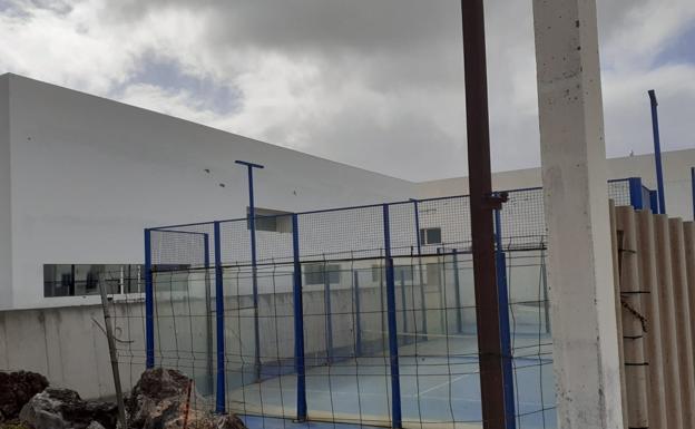 Nuevo intento de ceder la gestión de la piscina de Tías y sus anexos
