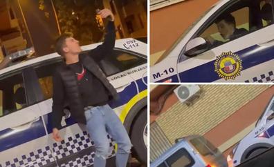 Se sube borracho a un coche de la Policía para hacerse un 'selfie' y lo acaba estrellando