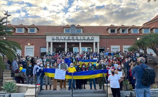 La ULPGC despliega una pancarta con el lema «No a la guerra, paz en Ucrania»