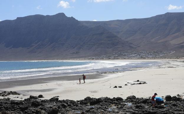 Caleta de Famara, con una imponente playa para el disfrute general