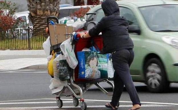 Canarias admite «un problema estructural» con la pobreza, agravado por la covid