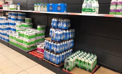 Los supermercados empiezan a mostrar lineales medio vacíos en algunos productos como la leche y la verdura