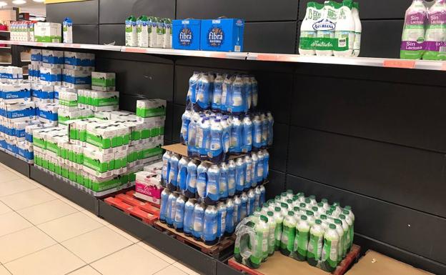 Los supermercados empiezan a mostrar lineales medio vacíos en algunos productos como la leche y la verdura