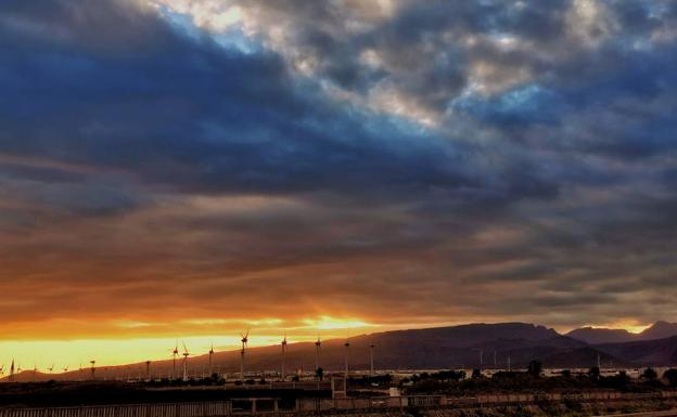 Nubes y claros y viento de flojo a moderado