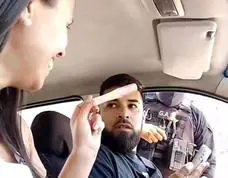 Un policía sorprende a un conductor: «Vas a ser papá»
