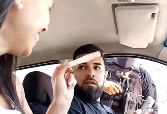 Un policía sorprende a un conductor: «Vas a ser papá»