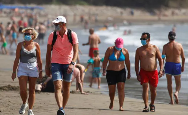 Tourists stroll along a beach in Gran Canaria./Reuters