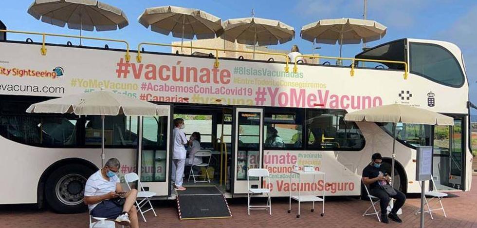 The 'Vacuguagua' arrives at the CC Yumbo in Playa del Inglés