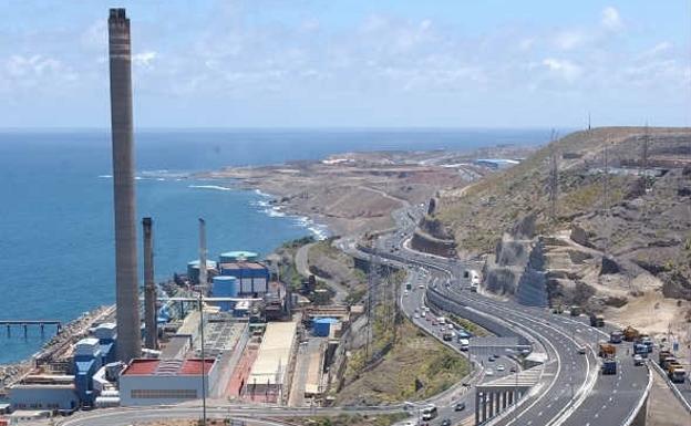 Endesa demolerá en verano una de las dos chimeneas de la central de Jinámar