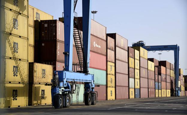 La distribución y la industria canaria piden una solución al paro en la península para evitar desabastecimiento