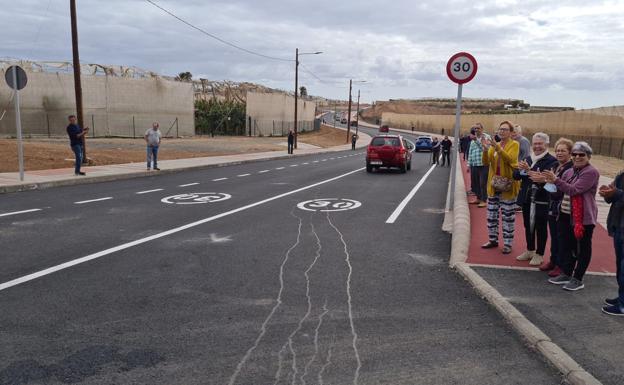 Los vecinos y comerciantes celebran la reapertura de la carretera de Melenara