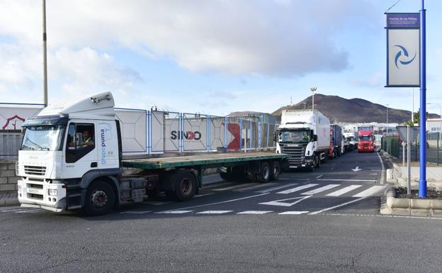 Los transportistas piden a Torres que tome medidas en Canarias y no dependa «tanto» de Madrid