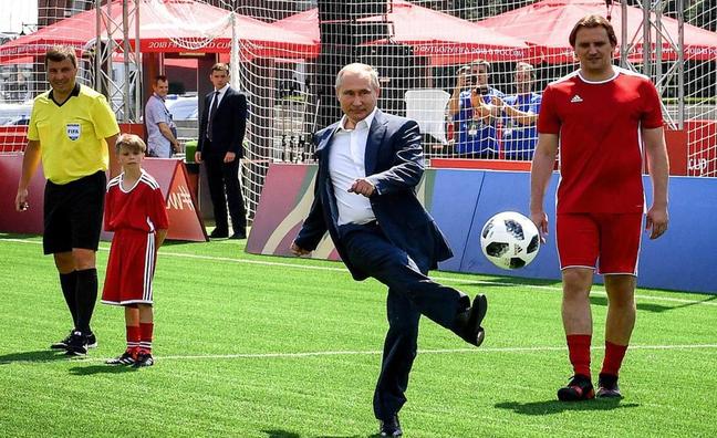 Vladímir Putin golpea un balón durante un acto celebrado en el marco del Mundial de Rusia 2018/afp