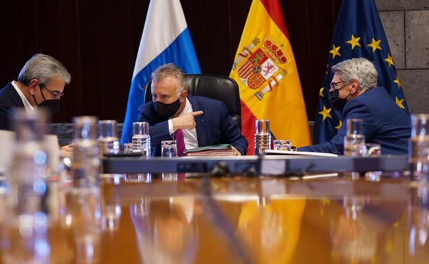 Momento del Consejo de Gobierno reunido ayer en Santa Cruz de Tenerife. / EFE