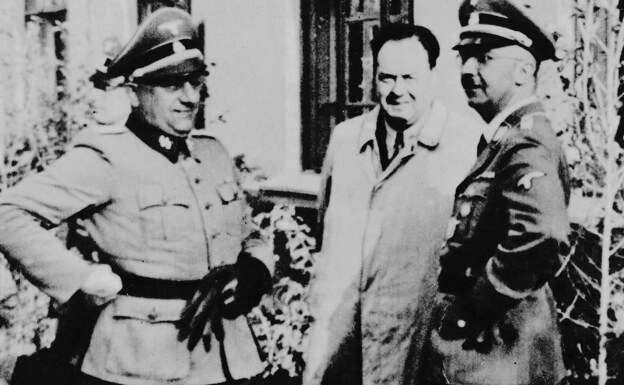 Heinrich Himmler (derecha) junto a su médico y masajista Felix Kersten (centro) en 1944. /Alamy Stock Photo