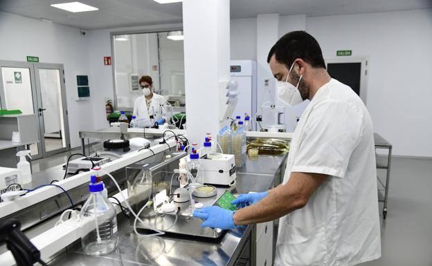 The Institute of Tropical Diseases receives new scientific equipment