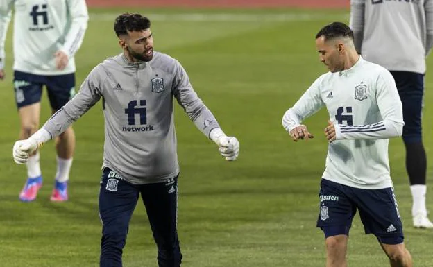 Raúl de Tomás (d), together with goalkeeper David Raya in training on Wednesday. 