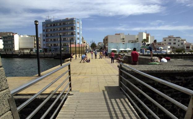 Agüimes prohíbe fumar en las playas y lanzarse del muelle