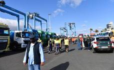 Los camioneros lanzan una advertencia tras concentrarse en el puerto: «o se cumple lo acordado o la liarán»