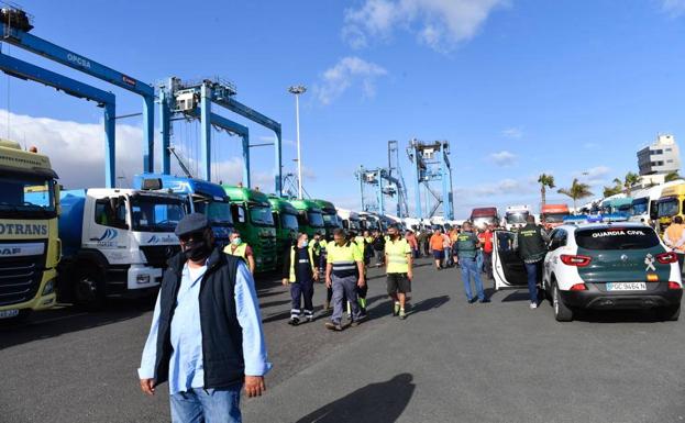 Los camioneros lanzan una advertencia tras concentrarse en el puerto: «o se cumple lo acordado o la liarán»