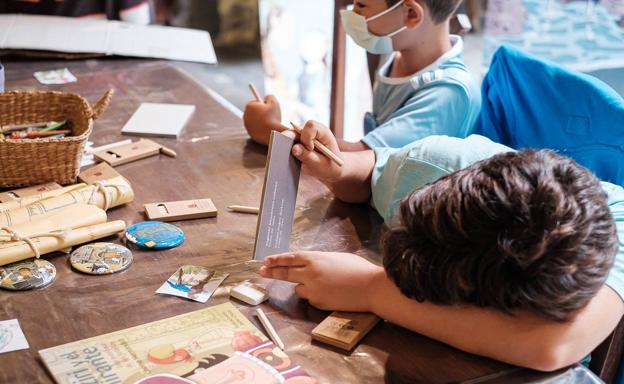Diversión en familia en el taller 'Tiziri y la isla del tesoro' de la Casa de Colón
