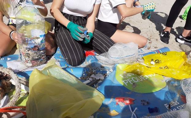 Lidl impulsa la limpieza de varias playas en Canarias para concienciar sobre el problema de los microplásticos en las islas