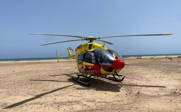 Helicóptero de rescate en las playas de Jandía. /c7