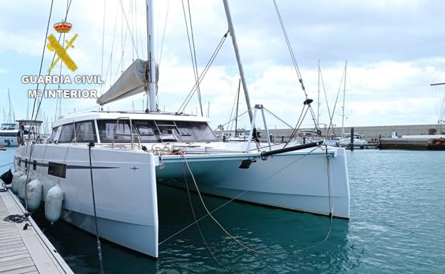 La Guardia Civil rescata un catamarán a la deriva y sin tripulación entre Lanzarote y Fuerteventura