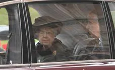Isabel II se apoya en Andrés en la despedida oficial del duque de Edimburgo