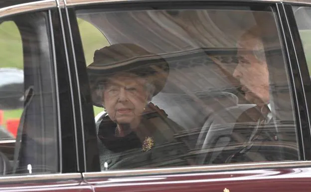 Isabel II se apoya en Andrés en la despedida oficial del duque de Edimburgo