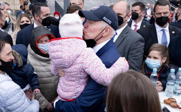 Biden abraza a una niña durante su visita a Varsovia (Polonia).