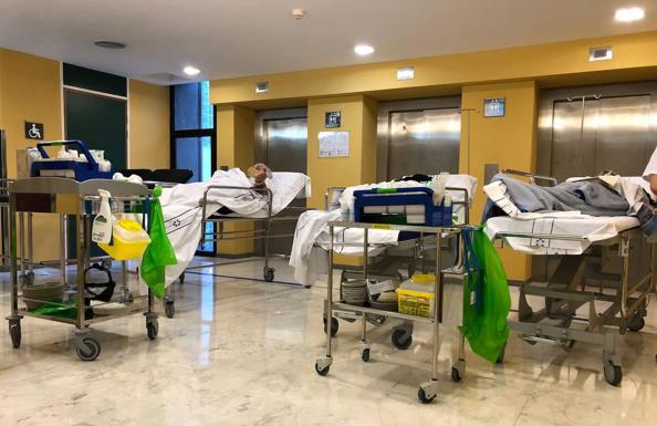 Urgencias del Insular se desbordó con camillas junto a los ascensores
