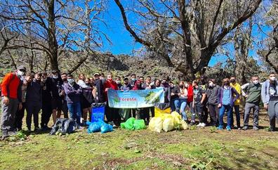Foresta realiza una actividad de limpieza con 33 estudiantes en el entorno de Valleseco