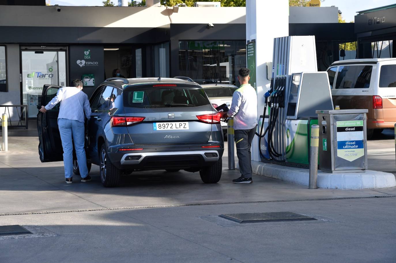 Encuesta: ¿Ha notado el descuento de 20 céntimos al repostar en la gasolinera?