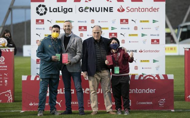 Así bailó Miguel Ángel Ramírez junto a Javier Tebas en la presentación de la Liga Genuine en la Ciudad Deportiva de la UD