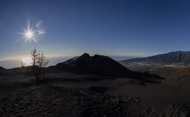 Image of the crater of the Cumbre Vieja volcano. 