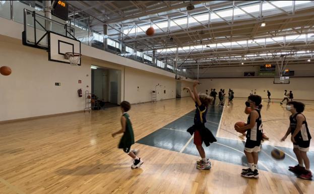El 21º Canterbury Basketball Camp alza el telón con la participación de 80 chicos y chicas entre 6 y 14 años