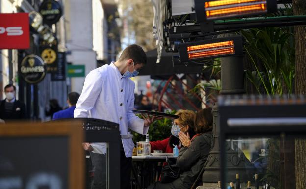 Un camarero en una terraza de Madrid. /óscar chamorro