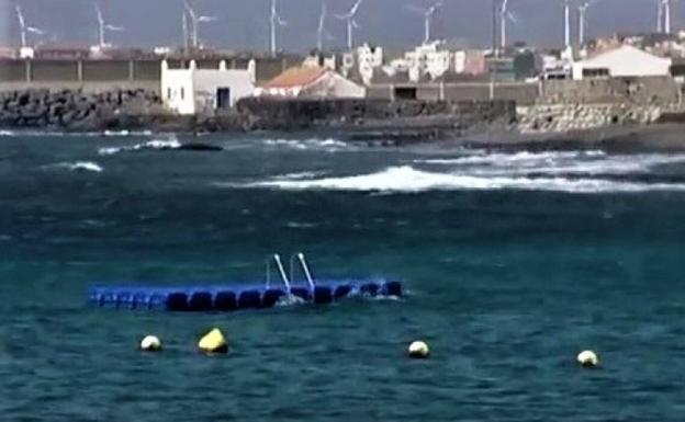 Instalan tres plataformas flotantes para el baño en Playa de Arinaga.