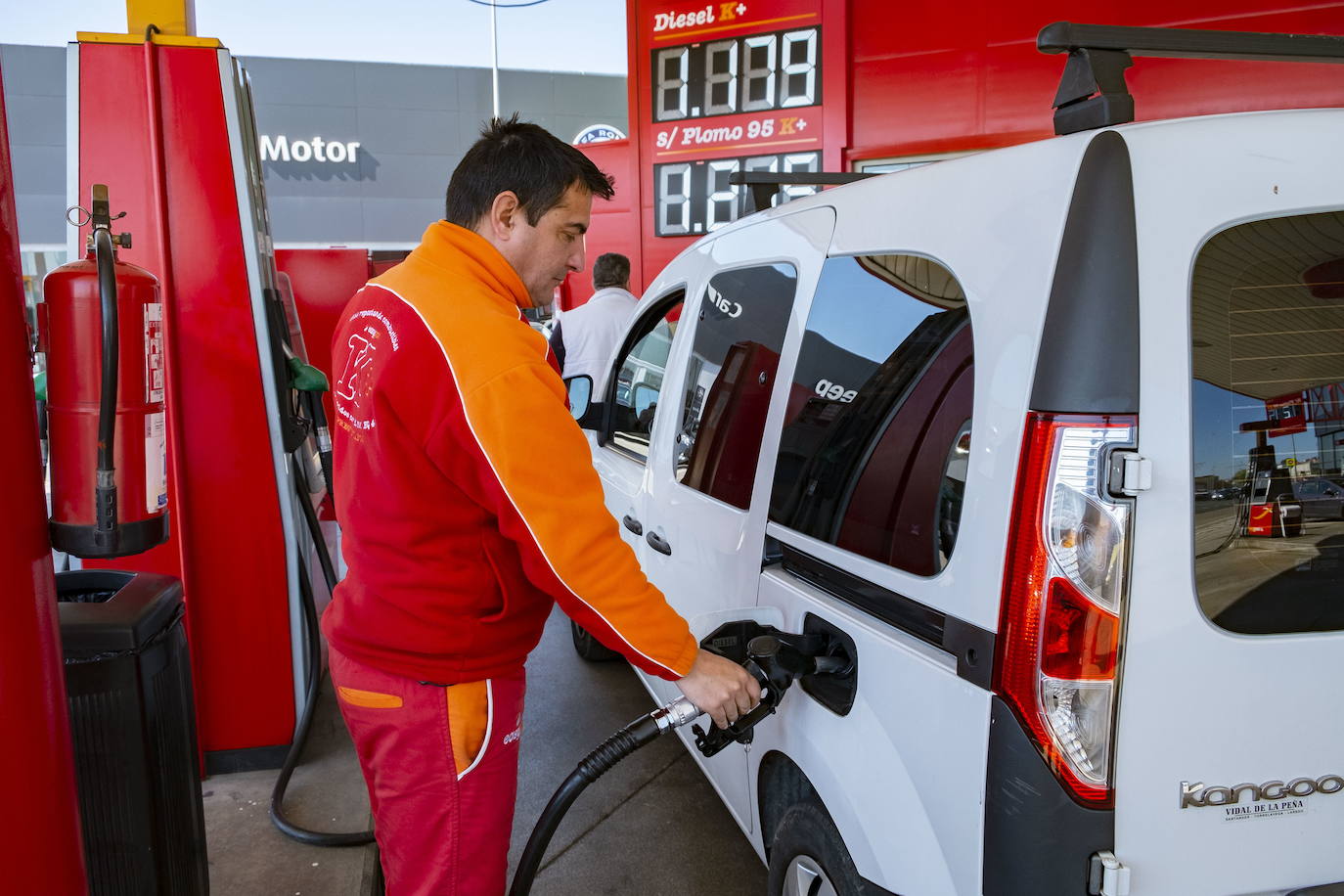 Las gasolineras canarias empiezan a recibir las notificaciones de los anticipos que confían en cobrar «en días»