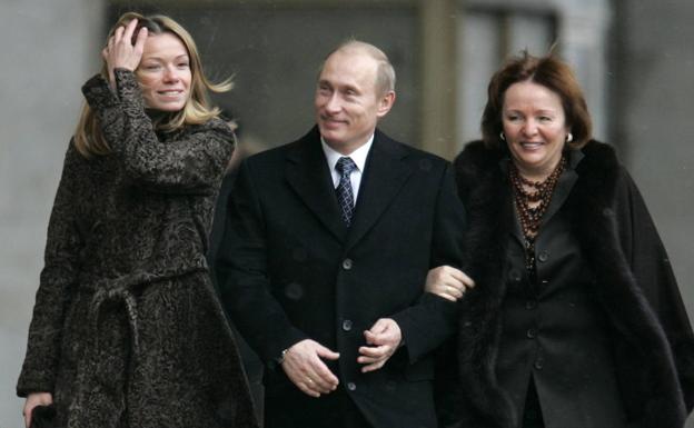 El presidente de Rusia, Vladimir Putin, junto a su exesposa y una de sus hijas, en una imagen de 2007. 