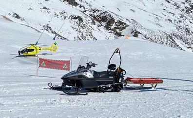 Un esquiador fallecido y dos graves tras impactar contra un poste en León